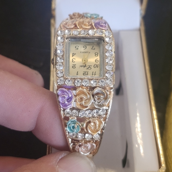 Beautiful Lupai Quartz Cuff Style watch womens - Picture 7 of 7